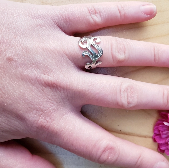 Stunning 10K Solid White Gold and Natural Diamonds Handcrafted Engagement Ring - Picture 4 of 8